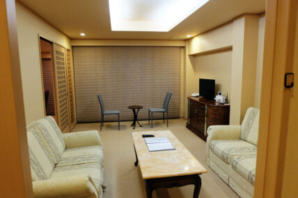 34畳（川側洋室）