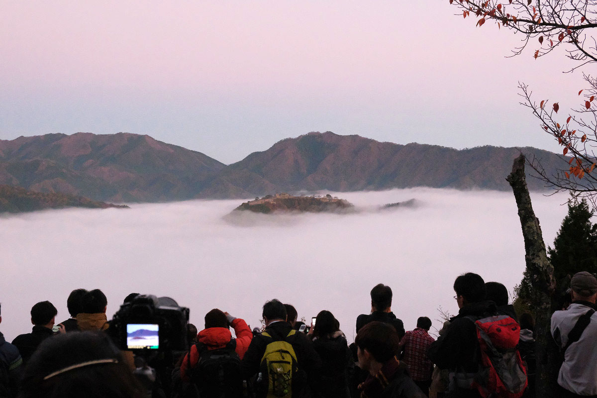 竹田城の雲海を撮影できる展望台へのアクセス 天気の条件や時期などについて解説 キーワードノート