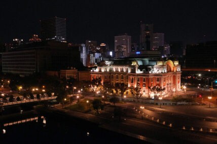 部屋から見た夜の大阪市中央公会堂と大阪市役所の夜景