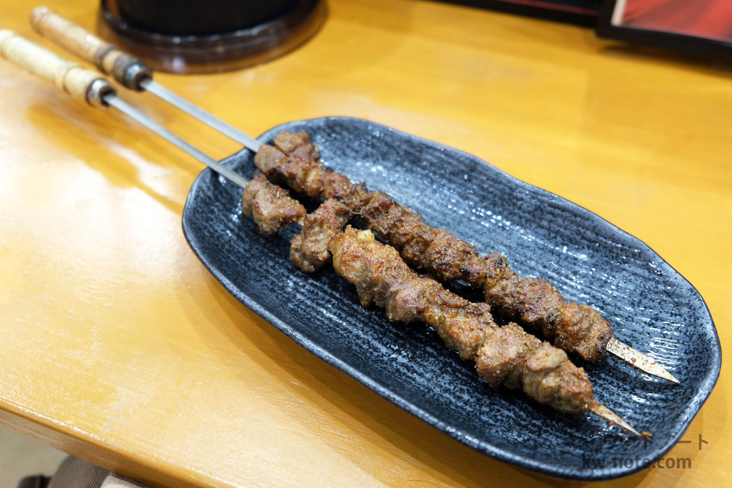 新疆風(しんきょうふう)ラム肉の串焼き 2本