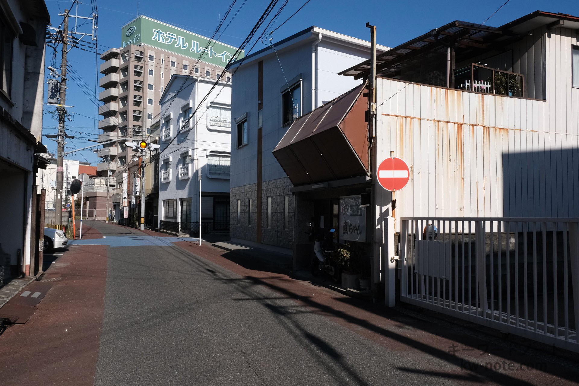 手前の旧店舗と奥の新店舗