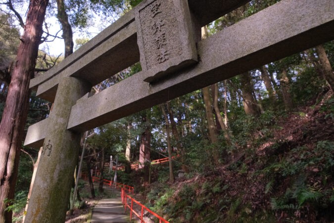  空鉢護法堂の鳥居と信貴山城への山道