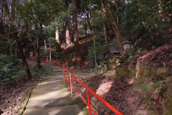 信貴山城への山道