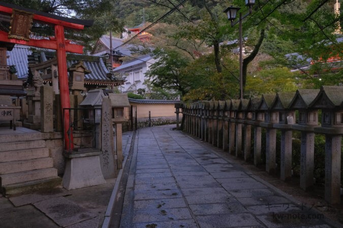 湿った石の通路と灯篭