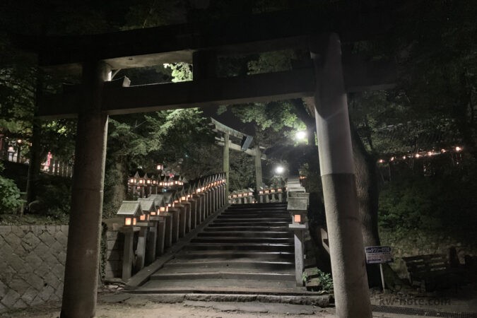 駐車場から見える鳥居と灯篭