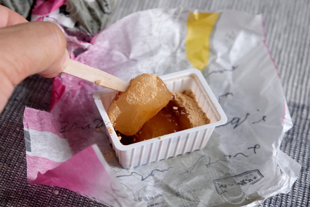 黒蜜をかけて食べる