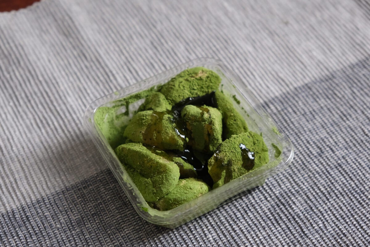抹茶をまぶして黒蜜をかけた筑紫もち