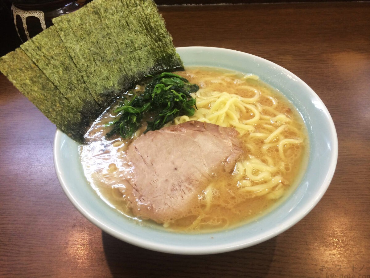 家系ラーメン（寿々㐂家）の鶏油の油膜